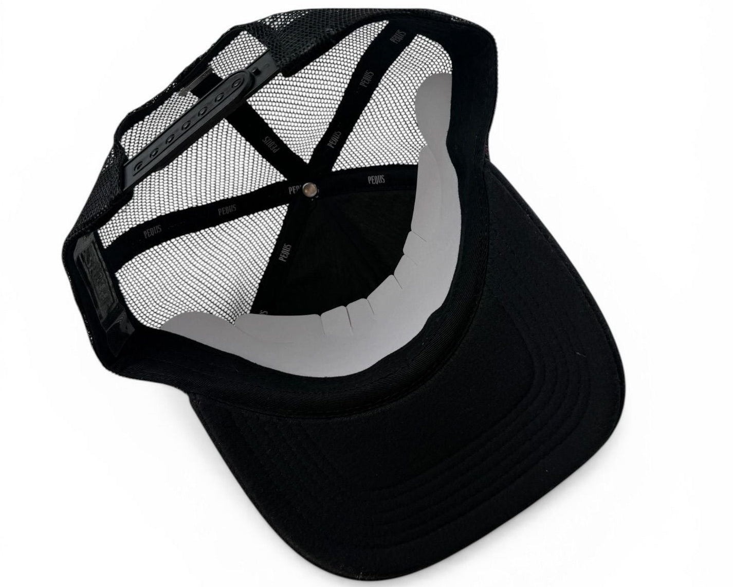 Pequs Mykonos Crest Trucker Cap – Beige/Schwarz