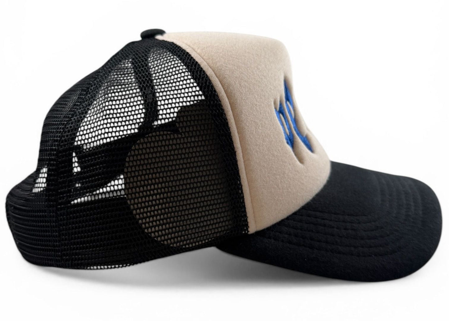 Pequs Gothic Logo Trucker Cap – Beige/Schwarz