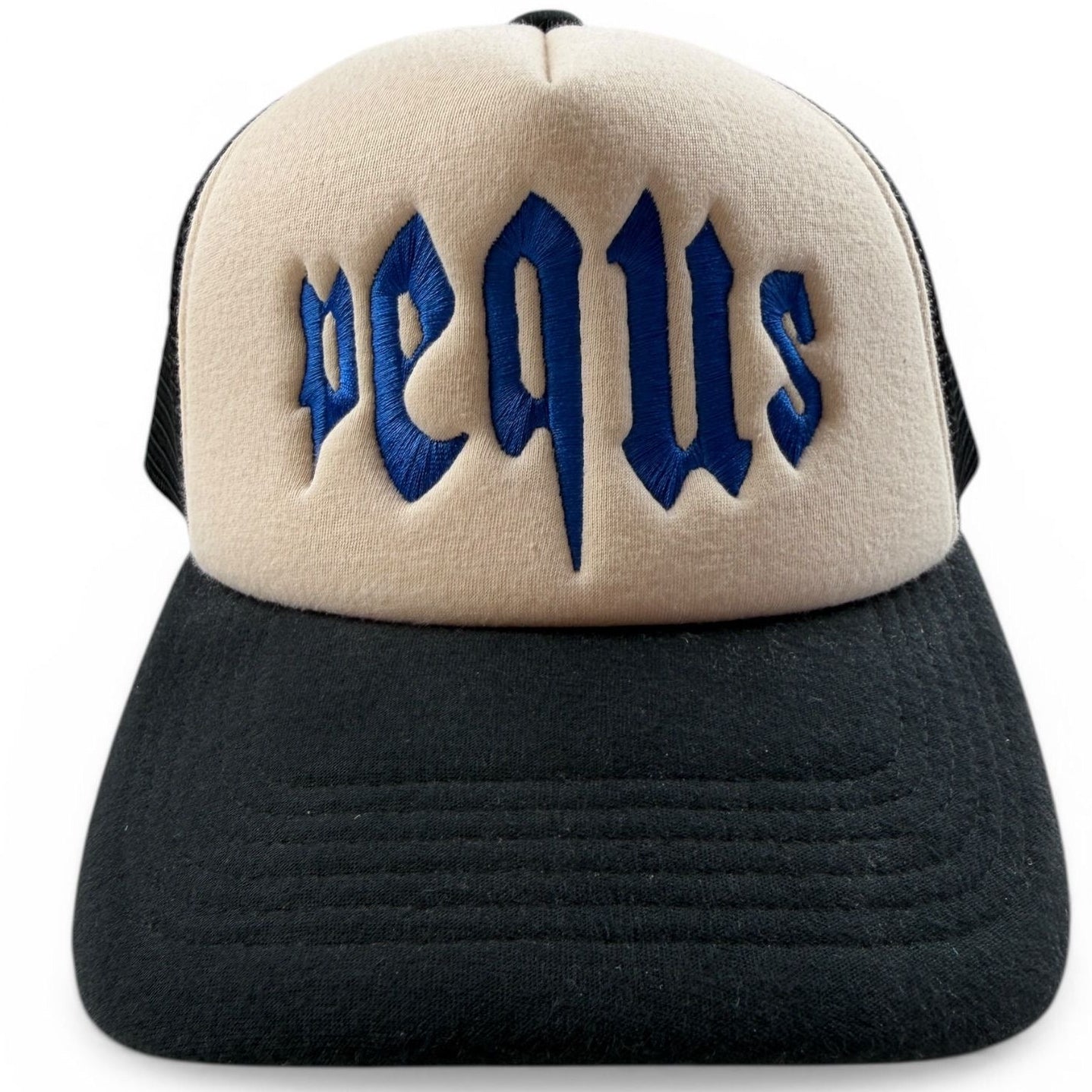 Pequs Gothic Logo Trucker Cap – Beige/Schwarz
