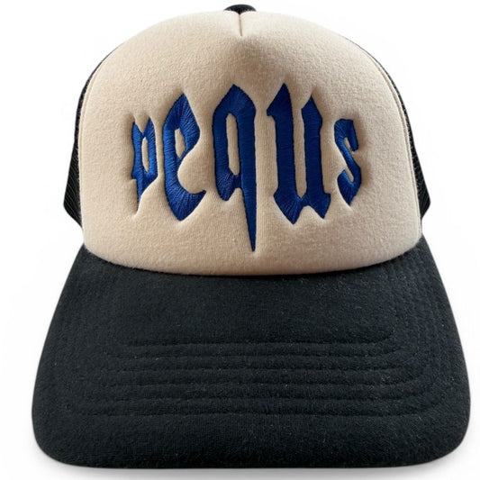 Pequs Gothic Logo Trucker Cap – Beige/Schwarz
